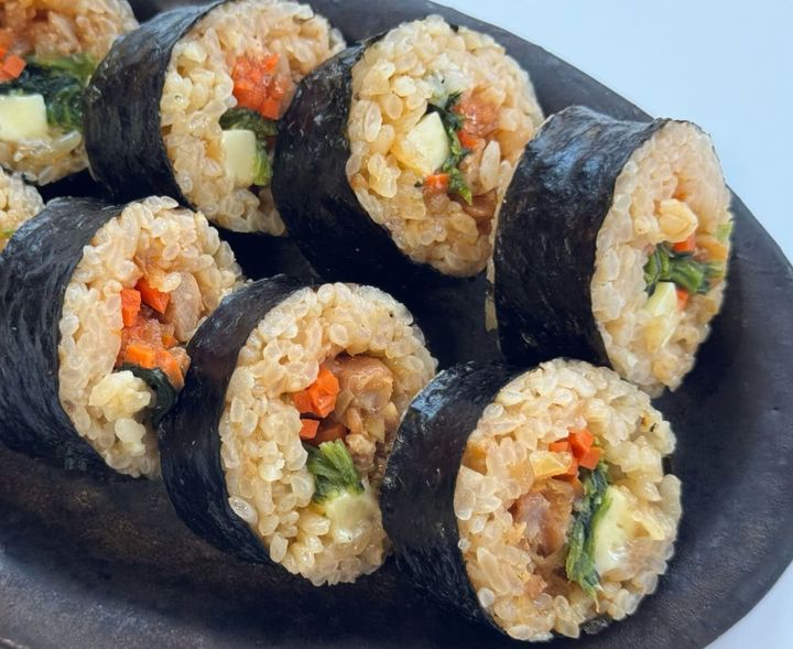 海苔巻きの中にはコチュジャンやはちみつなどで甘辛く仕上げた鶏肉や、チーズ、ニンジンやほうれん草のナムルなど具沢山！