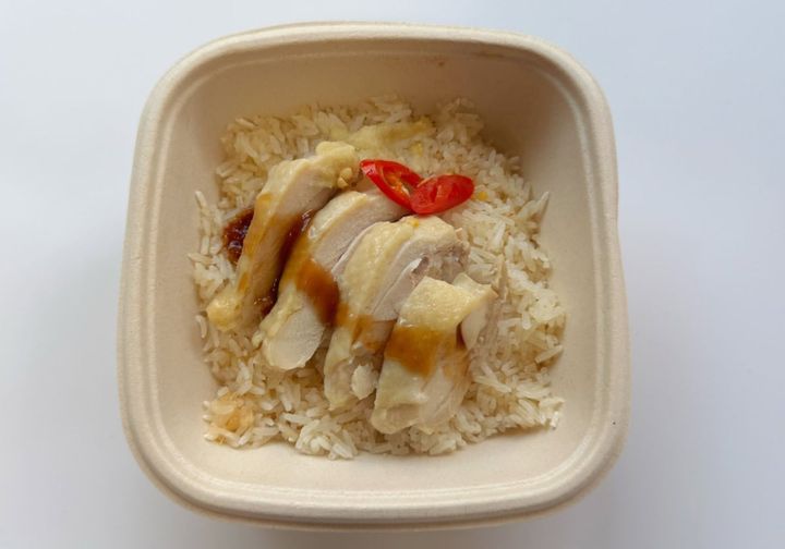 プレートに入った状態で冷凍されているので、レンチン約4分で調理完了！ 