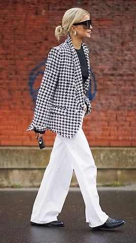 「潔く全部メンズ」千鳥格子柄ジャケットにワイドパンツを合わせたクラシカルな装いに、ローファーで品格を上乗せ。すべてモノトーンでまとめたことで、古くさくなりすぎず、都会的な表情に。