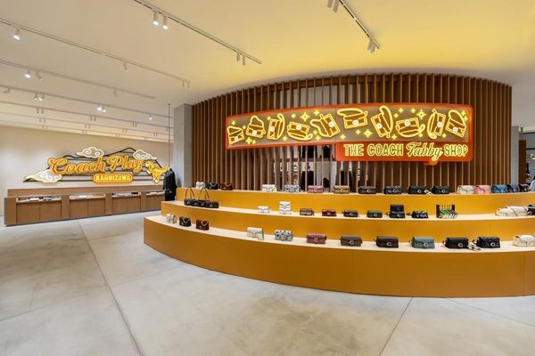 【長野県軽井沢町】「コーチ プレイ 軽井沢」オープン！バッグ「Tabby」をモチーフにしたオブジェが登場
