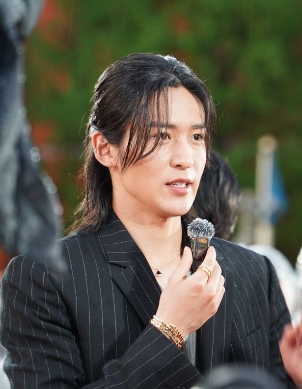 【写真を見る】元伝説の殺し屋の坂本太郎を演じた目黒蓮。特殊メイクじゃない姿でキャストと話せることをよろこび笑顔を見せていた。