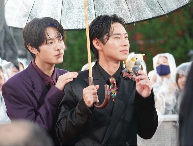 凄腕のスナイパー、眞霜平助役の戸塚純貴と、改造人間、鹿島役の塩野瑛久