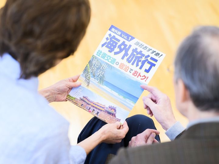 老後の生活を考え、倹約に励んできた夫婦。夫の退職後に夫婦で海外旅行をするのが妻の夢だったが、夫は渋った。人生には何があるか分からない。お金を使うべきタイミングを間違えると、深い後悔に苛まれることもあるのだ。※サムネイル画像：PIXTA