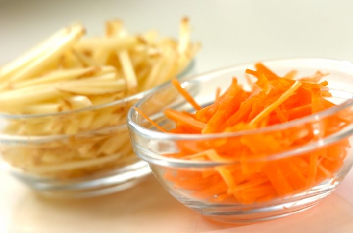 新ジャガとニンジンの甘酢和えの下準備1