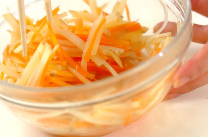 新ジャガとニンジンの甘酢和えの作り方2