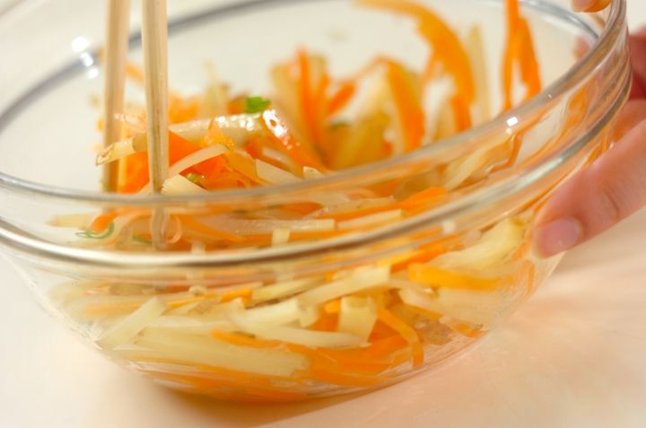 新ジャガとニンジンの甘酢和えの作り方3