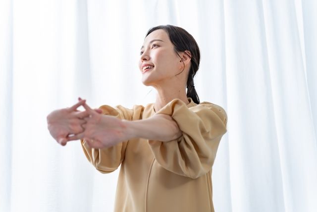 ストレッチする女性