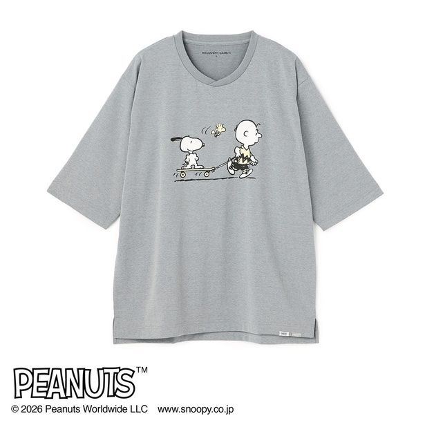 スケートボードに乗ったスヌーピーをチャーリー・ブラウンがひもで引っぱるプリント。飛ぶのがちょっと苦手なウッドストックがその頭上を羽ばたきながら伴走中