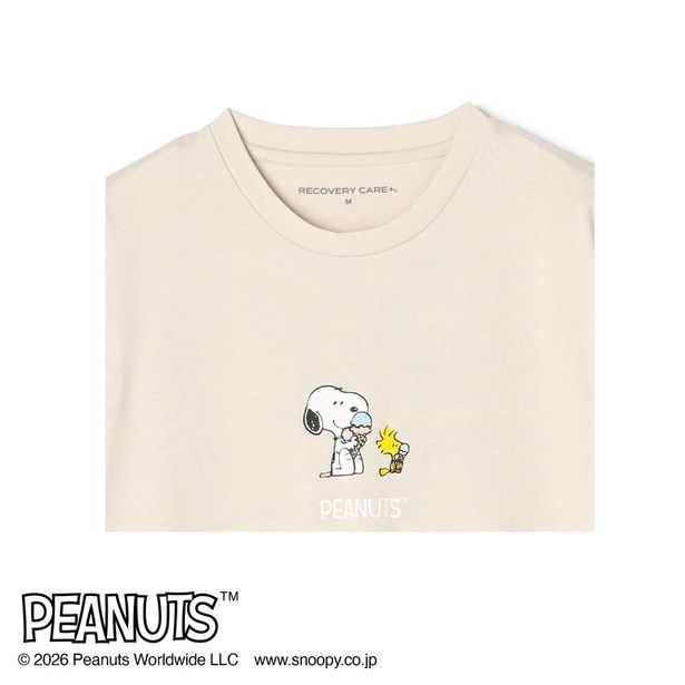 アイスクリームを仲良く食べるスヌーピー＆ウッドストック