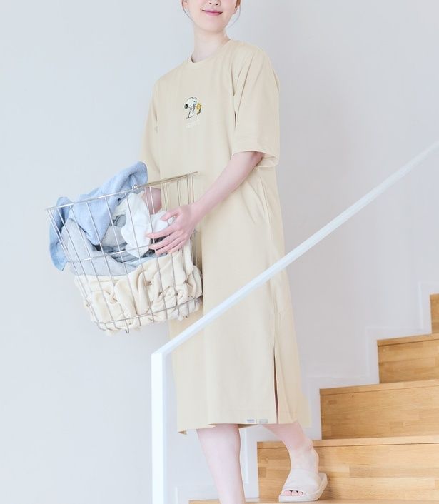 ひざ下までのロング丈でボトムスを選ばず、1枚でさらっと着られるシンプルさが魅力。家事の合間も動きやすい