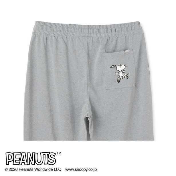 右後ろポケットには、スケボーに乗ったスヌーピーがワンポイントに。後ろ姿までかわいいのがうれしい