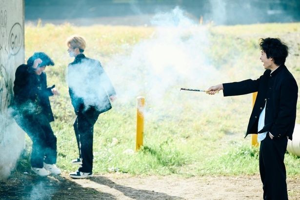 笑いながら花火を同級生に向けて放ち続ける海斗(上阪隼人) [c]2025 N.R.E
