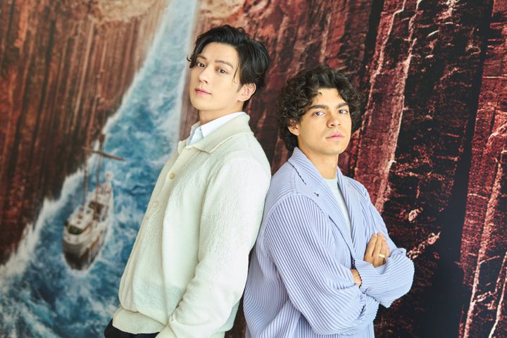 （左から）新田真剣佑、イニャキ・ゴドイ クランクイン！ 写真：上野留加 width=