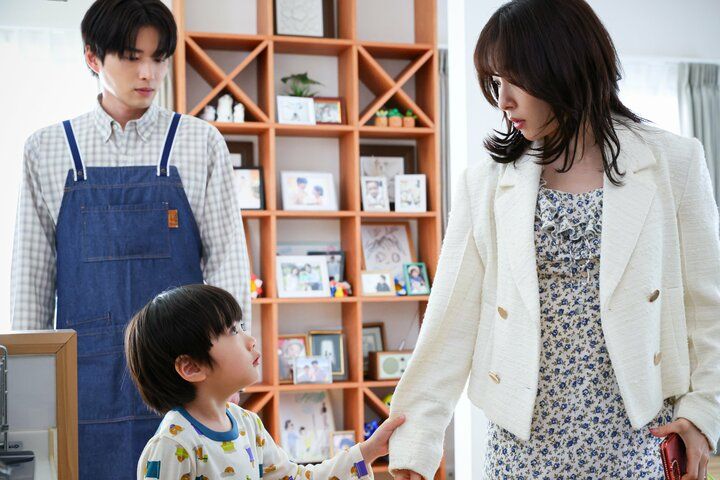 【写真・画像】余命宣告の夫を放置、息子のお迎えを義妹に押し付け不倫相手の元へ… 美月（桜井日奈子）が“モンスター”の片鱗をのぞかせる『余命3ヶ月のサレ夫』第1話 2枚目