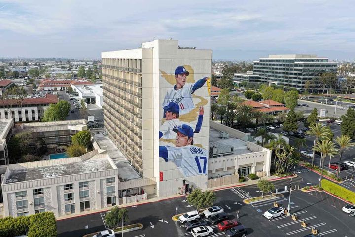 画像: 約40メートル超の巨大壁画「ダブルツリーホテル バイヒルトントーランスサウスベイ」