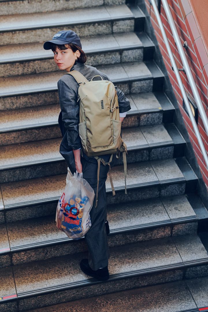 バックパックコーデをシックに仕上げたい時はベーシックなカラーをチョイスして【本日のFUDGE GIRL-4月28日】