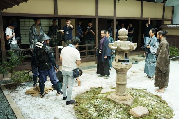 足を踏み入れるだけで思わず笑みがこぼれてしまう『黒牢城』の城内セット [c]米澤穂信/KADOKAWA [c]2026映画「黒牢城」製作委員会