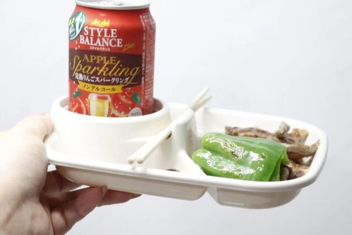 ダイソーのバーベキューディッシュ角アイボリーは料理と飲み物を同時にセットできる