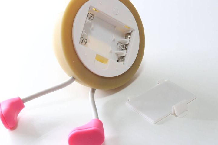 ダイソーのセンサーライト（うんち）の電池ボックス