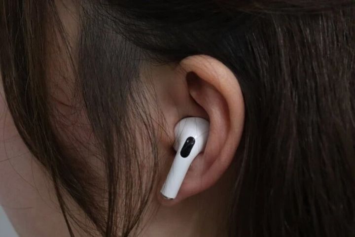 ダイソーのインナーイヤー型完全ワイヤレスステレオイヤホン ホワイトを耳に装着した状態