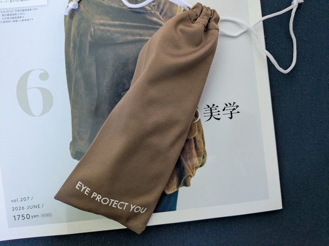 EYE PROTECT YOUロゴ入りのブラウンの巾着ケースアップ
