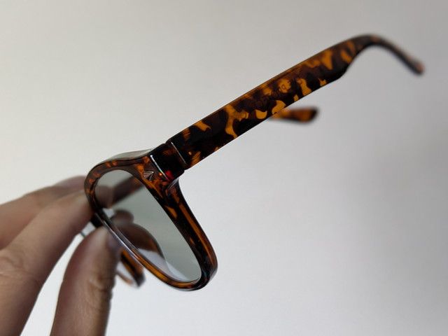 べっ甲柄の調光サングラスのフレームをアップで撮影
