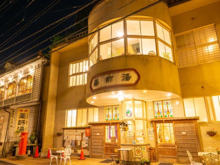 島根県大田市にある温泉津温泉は、世界遺産「石見銀山」の一部として知られる、開湯約1300年の古湯です。全国で唯一、温泉街として重要伝統的建造物群保存地区に指定されています。赤い石州瓦の懐かしい町並み、泉質の良さに定評がある名湯を堪能できます。