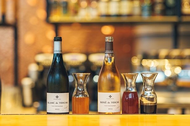 【写真】左2つが白ワインのカクテル、右3つがロゼワインのカクテルの材料