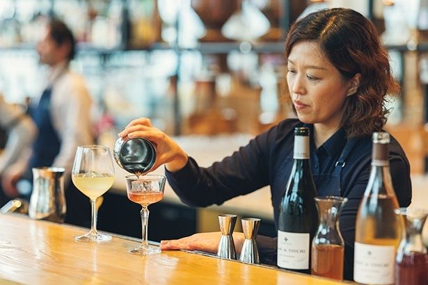 カウンターでバーテンダーの美しい作法を見るのも楽しい