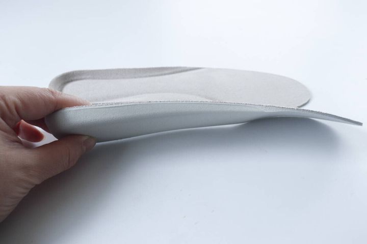 ダイソーのかかとに厚みがあるフラットシューズ用インソール