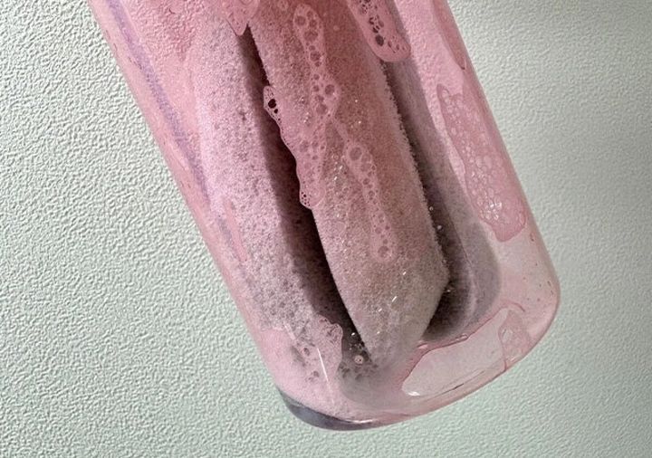 ダイソーのコップ・ボトル洗いスポンジ 2段伸縮はボトルの底まで届いてしっかり洗える