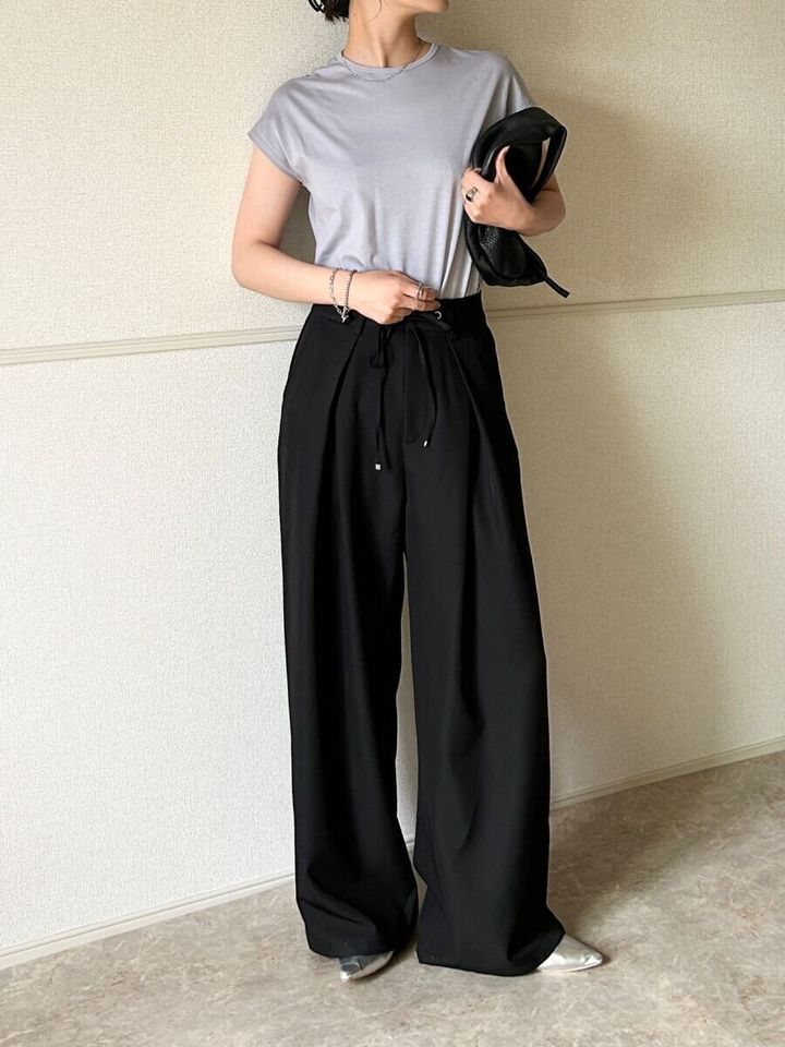 ユニクロユー キャップスリーブT パープル×黒ワイドパンツのシンプルコーデ