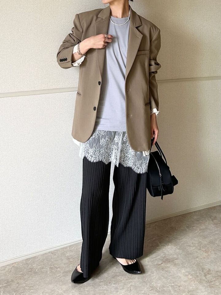 ユニクロユー キャップスリーブT パープル×ベージュジャケット×レースレイヤード×プリーツパンツのきれいめコーデ