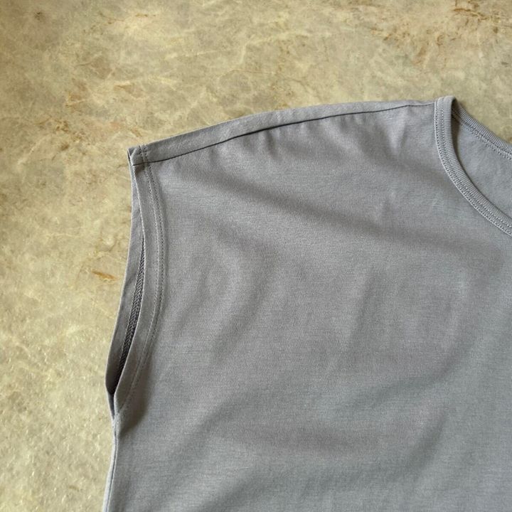 ユニクロユー キャップスリーブT 襟まわりとキャップスリーブのアップ