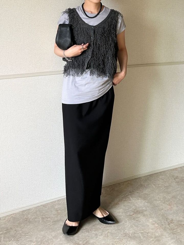 ユニクロユー キャップスリーブT パープル×フリンジベスト×黒Iラインスカートのレイヤードコーデ