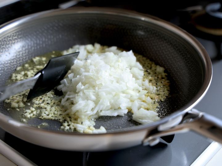 フライパンでみじん切りのにんにく・しょうがを炒めた後に玉ねぎを加えた様子