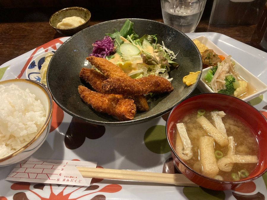 ウクレレ食堂で癒しのランチタイム