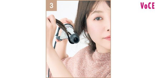 【3】【1】で作ったカールのすぐ下を、内側から挟んで外向きに巻く。
