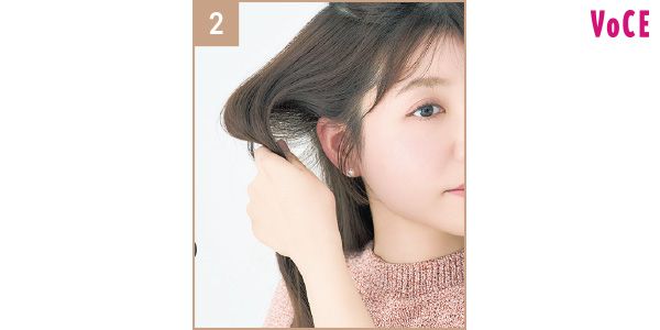 【2】アイロンを抜いたら、カールの形を保ったまま手で支えて5秒キープ。