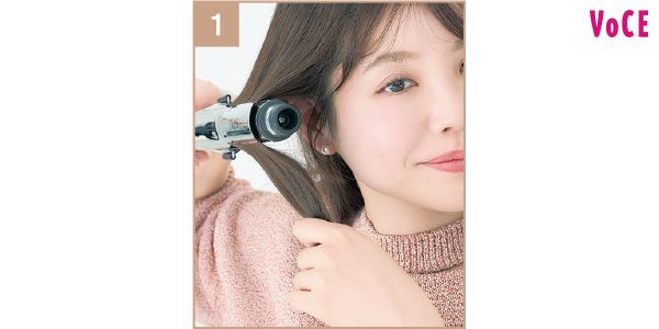 【1】（1）の毛束を取り、アイロンで外側から挟んで内向きに巻く。