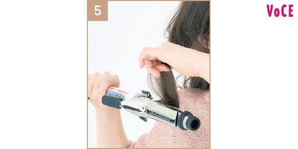 【5】毛先は外向きのカールで仕上げる。 