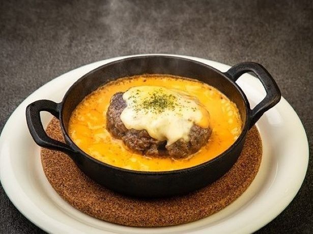 「鉄板ダイニング響」(東京都大田区)の「チーズに溺れた 和牛100％ハンバーグ」