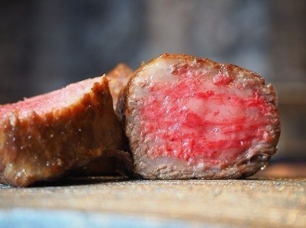 「RYUDUKI TEPPAN」(東京都墨田区)が提供するのは「佐賀牛の串焼き 肉の旨味のソースで」