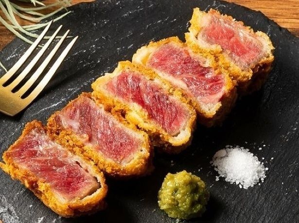 「玉川精肉店」(東京都世田谷区)の「塩とわさびで食べる 牛レアカツ」