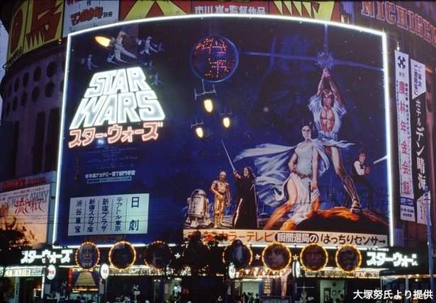 【写真を見る】1978年、シリーズ1作目『スター・ウォーズ／新たなる希望』の公開時の有楽町巨大看板！ [c]2026 Lucasfilm Ltd. & TM. All Rights Reserved.
