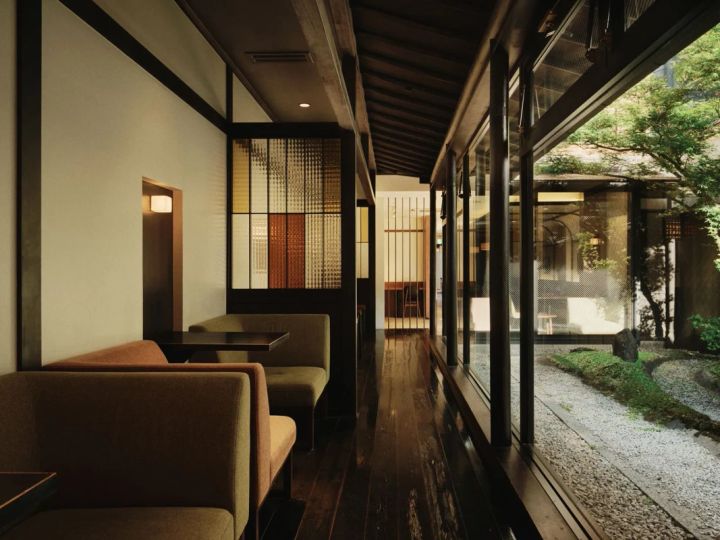 日本家屋風のインテリアデザイン。窓の外には庭園が広がり、木の温もりと自然光が調和した空間。