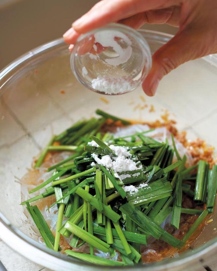 （b）春雨、にらをのせたら、とろみになる片栗粉をふってざっと混ぜる。