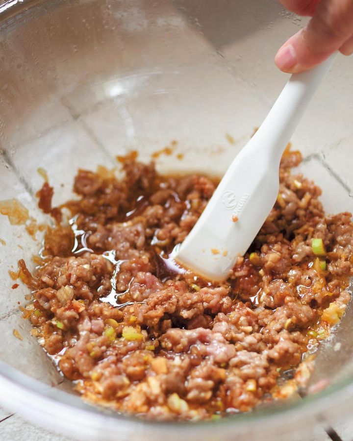 （a）固まったひき肉をほぐしてよく混ぜる。