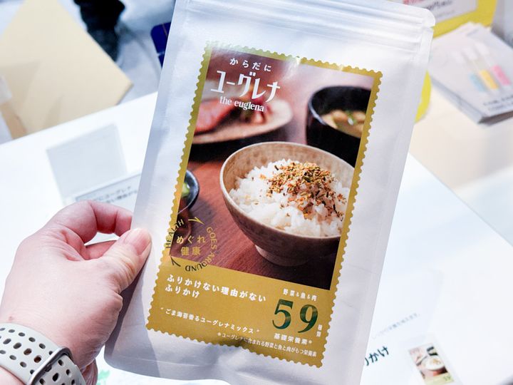 手に持ったユーグレナの「ふりかけない理由がないふりかけ」