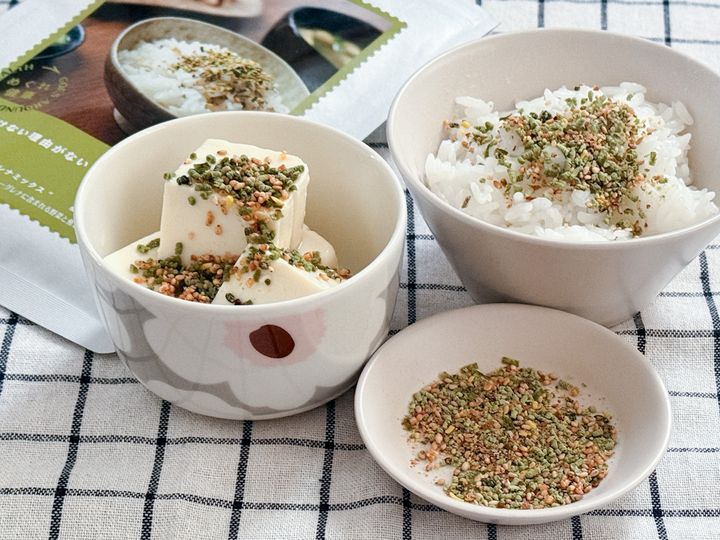 テーブルに並んだ「ふりかけない理由がないふりかけのおにぎり」とご飯と冷奴